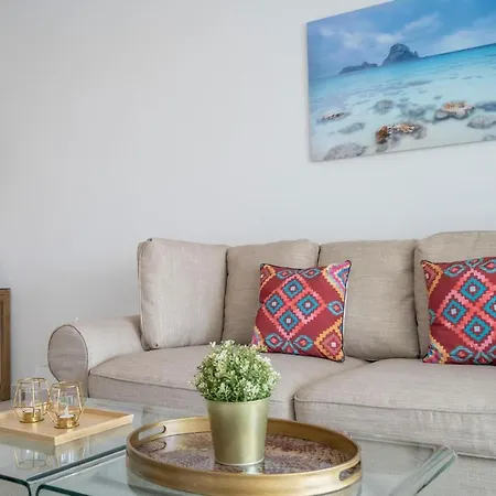 Amazing In With 2 Bedrooms, Wifi And Outdoor Swimming Pool *